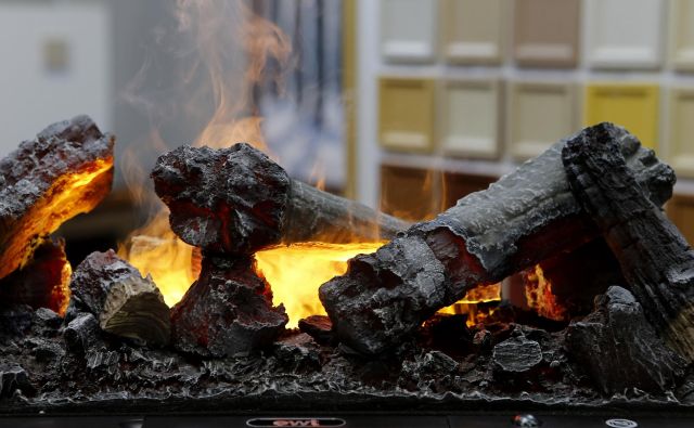 Kurjenje biomase je eden glavnih virov delcev. FOTO: Blaž Samec/Delo