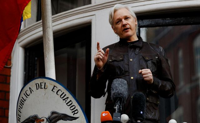 Julian Assange je dobil politični azil na ekvadorskem veleposlaništvu v Londonu junija 2012. FOTO: Toby Melville/Reuters