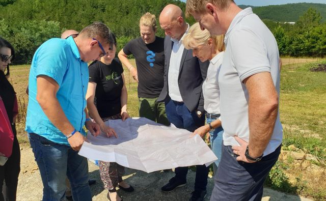 Zdaj bodo poskušali locirati, kje je kerozinski oblak in kje je najbolj smiselno črpati, je napovedal minister za okolje. FOTO: Simon Zajc/Twitter