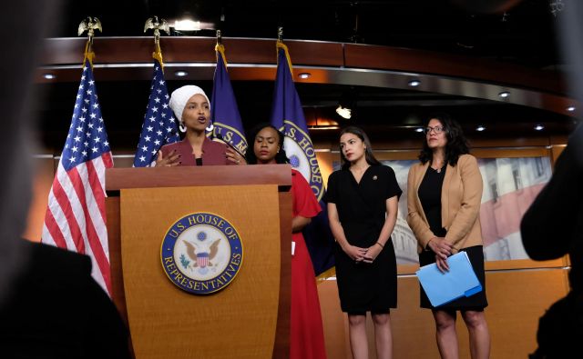 Tudi del četverice, ki jo sestavljajo Alexandria Ocasio-Cortez, lhan Omar, Rashid Tlaib in Ayanne Pressley, Trumpa obklada s psovkami. Foto: Alex Wroblewski/Afp