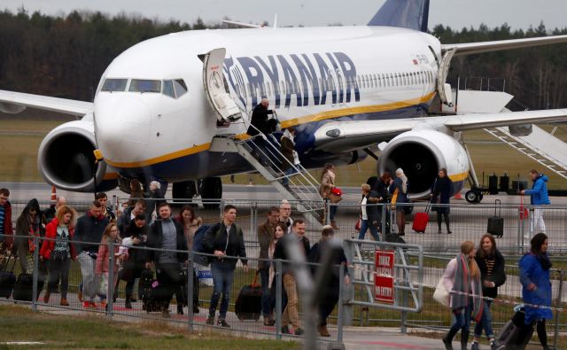 Ryanair bo s sedanjo floto sposoben prepeljati približno milijon potnikov manj, kot so načrtovali. Foto Reuters