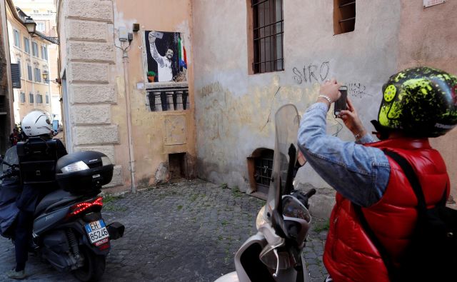 Zaradi Salvinija mnogi Italijani pravijo, da jih je sram, da so Italijani.Selfi diktatorja, delo italijanskega uličnega umetnika, na »Mussolinijevem balkonu«. Foto Reuters