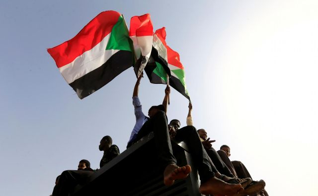 Sudanski protestniki na Zelenem trgu v Kartumu FOTO: Reuters