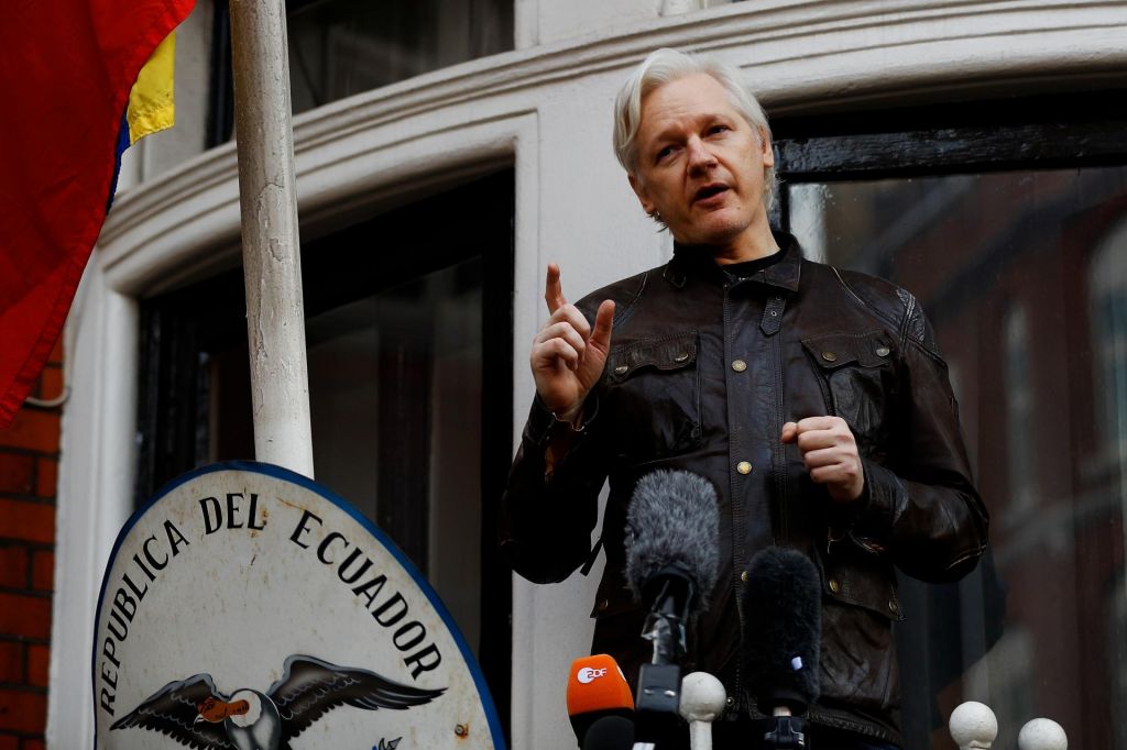 Je Assange na veleposlaništvu krojil ameriške predsedniške volitve?