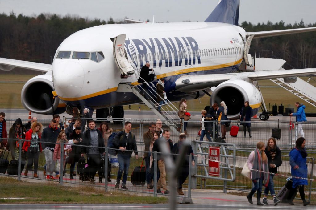 FOTO:Ryanair šteje potnike in čaka na boeinge