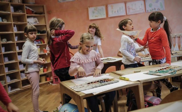 Vlada meni, da ne drži, da bodo zaradi navedenega razlikovanja ogroženi obstoječi zasebni vrtci in osnovne, srednje oziroma višje strokovne šole, ki izvajajo javno veljavni program. FOTO: Uroš Hočevar/Delo