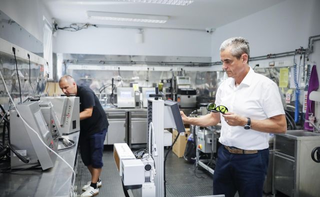 Vojko Arzenšek, direktor podjetja Adheziv, pravi, da so prvi lansirali vektorske industrijske laserske tiskalnike, kot tudi projekte sledljivosti v prehrambeni industriji. FOTO: Uroš Hočevar/Delo