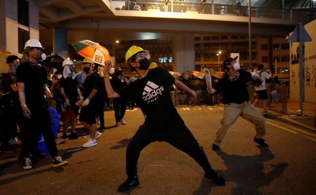 Včeraj so v Hongkongu takole protestirali proti spornemu zakonu o izročanju osumljenih oseb Kitajski. FOTO: Reuters