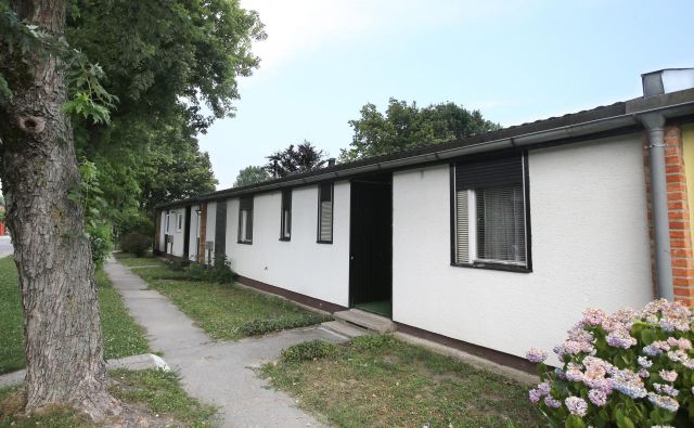 Murgle so v mnogočem izjemno naselje: nekoč cenene montažne pritlične hiše, a atrijske, zgodaj pejorativno poimenovane kar »Dachau«. Foto Igor Zaplatil