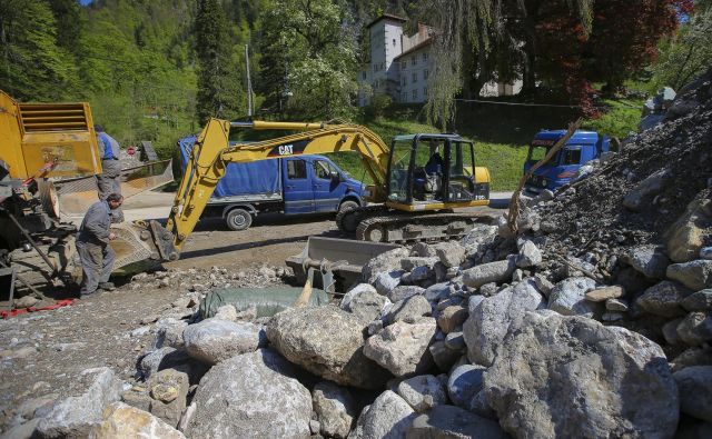 Ujma je v Jelendolu povzročila ogromno škodo. FOTO: Jože Suhadolnik/Delo