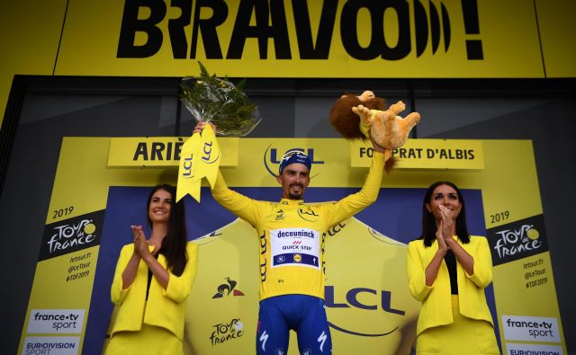 Francozi so navdušeni, ker v zadnji teden dirke vstopajo z rojakom na prvem mestu, toda Julian Alaphilippe svari, da ga čaka še peklenskih šest dni. FOTO: AFP