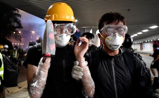 Nedeljske proteste je zaznamovalo nasilje nad protestniki na postaji podzemne železnice na severu mesta. Vsaj 45 ljudi je moralo poiskati zdravniško pomoč. FOTO: AFP