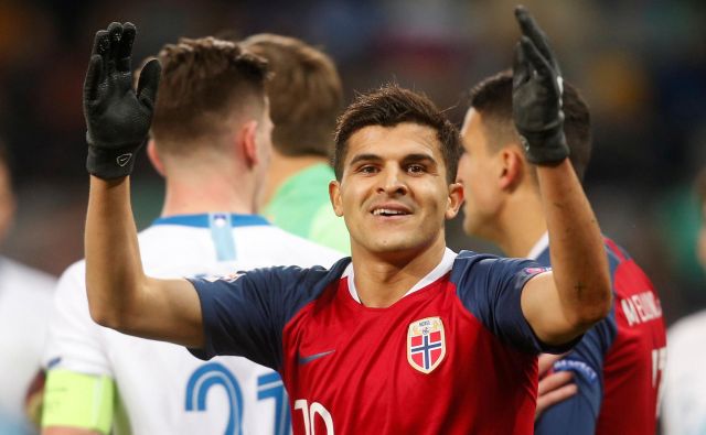 Norvežan Tarik Elyounoussi, ki je igral tudi proti Sloveniji v ligi narodov (v ozadju Benjamin Verbič), je z devetimi goli najučikovitejši igralec AIK. FOTO: Reuters