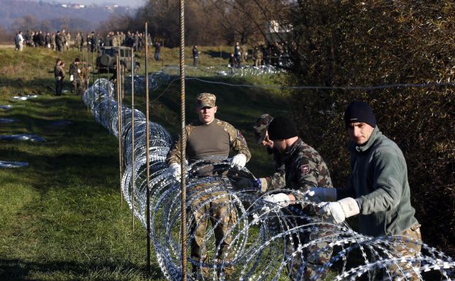 Tako so ograje postavljali novembra 2015. FOTO: Matej Družnik/Delo