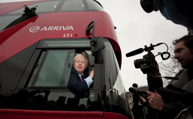 Boris Johnson bo jutri prispel na Downing Street na zadnjem sedežu limuzine in ne za volanom avtobusa. Foto AFP