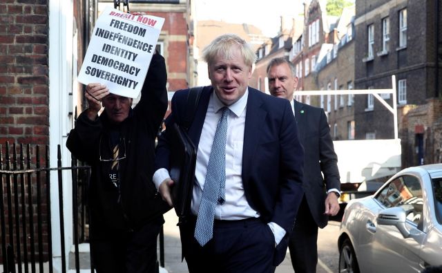 Boris Johnson bo jutri tudi uradno prevzel vodenje britanske vlade. FOTO: Hannah McKay/Reuters