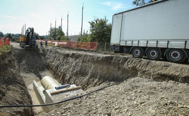 Kanal v betonsko kineto - ta je dodaten zaščitni ukrep za zmanjšanje vpliva morebitnega puščanja - trenutno polagajo nekaj sto metrov stran od varovane parcele. Foto Jože Suhadolnik