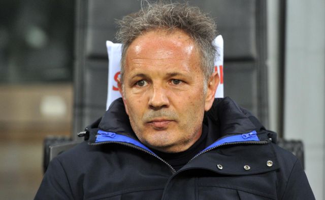 Trener Bologne Siniša Mihajlović se bori z akutno levkemijo. FOTO: Reuters