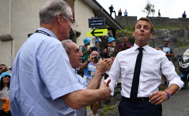 Francoski predsednik Emmanuel Macron si krajša poletje v družbi volivcev, že jeseni pa ga čakajo novi izzivi. Foto AFP