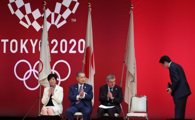 Natanko leto pred igrami so se uradno srečali predsednik japonske vlade Šinzo Abe, župan Tokia Juriko Koike in Thomas Bach, predsednik MOK. FOTO AFP<br />
 