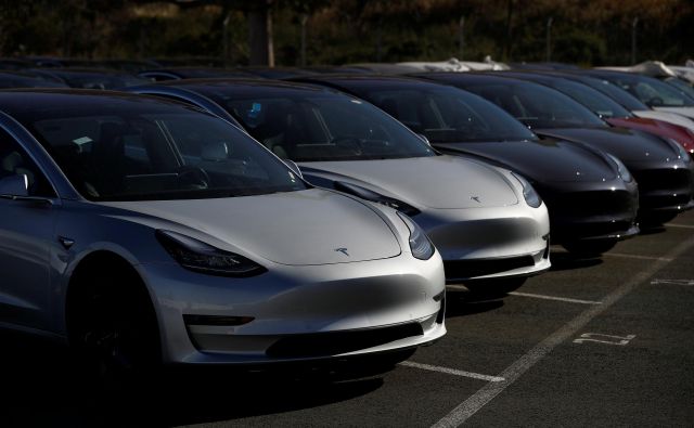 Tesla model 3 je električni avtomobil, s katerim poskuša ameriško podjetje doseči večjo množičnost in z njo boljše poslovanje.<br />
Foto Reuters