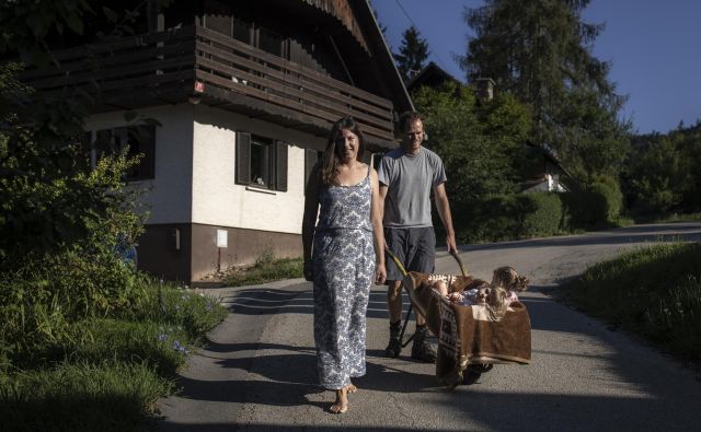 Klara in Gregor Šubic sta se odločila, da bosta, dokler otroka ne gresta v šolo, večino časa posvetila njima. FOTO: Voranc Vogel