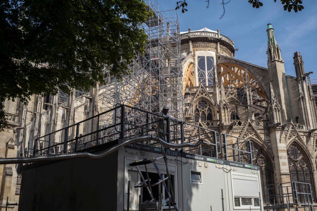 Huda vročina grozi tudi po požaru že tako občutljivi katedrali Notre Dame