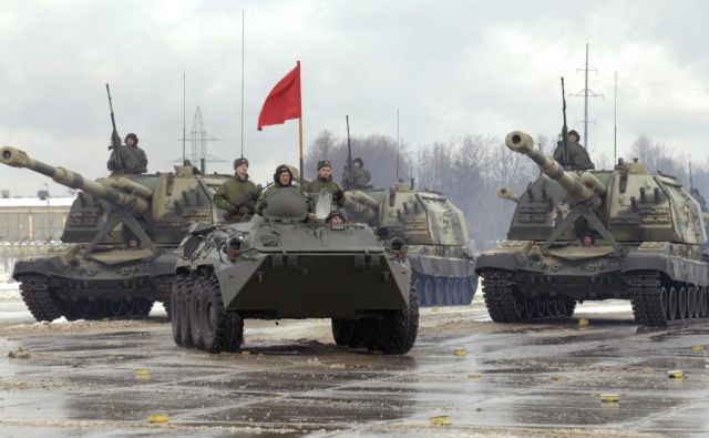 Kot poročajo romunski mediji, je na ustavljenem transportu 30 ruskih tankov in 30 oklepnih transporterjev. FOTO: Pavel Pavlov/Reuters