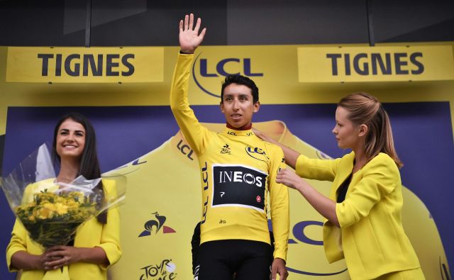 TOPSHOT - Colombia&#39;s Egan Bernal (C) celebrates his overall leader&#39;s yellow jersey on the podium of the nineteenth stage of the 106th edition of the Tour de France cycling race between Saint-Jean-de-Maurienne and Tignes, in Tignes, on July 26, 2019. (Photo by Marco Bertorello / AFP) Foto Marco Bertorello Afp