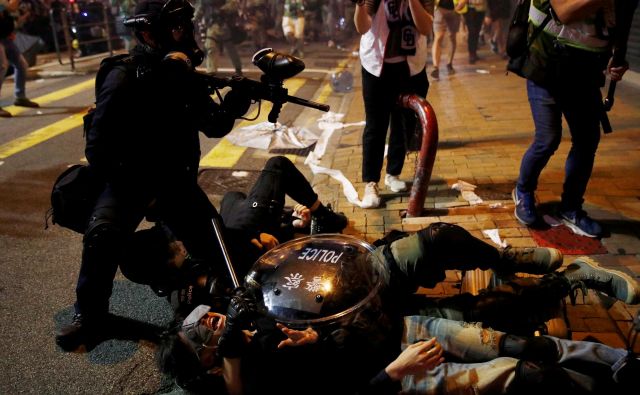 Več deset tisoč demonstrantov je včeraj protestiralo proti spregi med podzemnim kriminalom in vlado. FOTO: Reuters