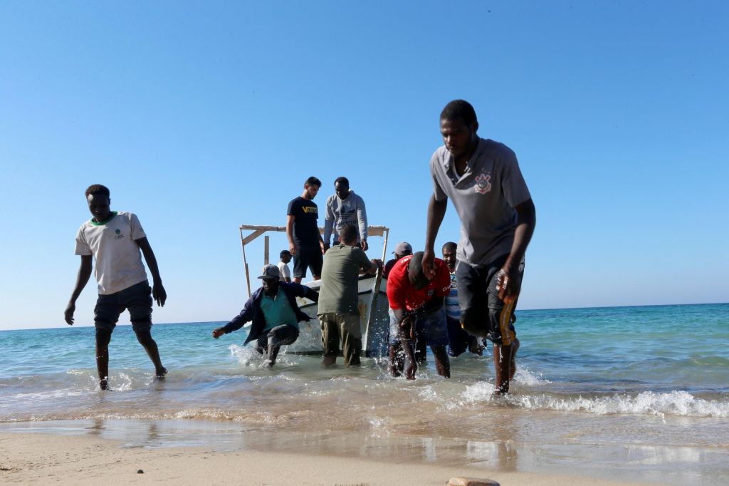 FOTO:Po nesreči čolna rešili okoli 145 migrantov, več kot sto jih še pogrešajo