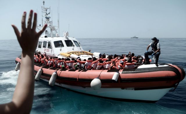 Na sliki so rešeni migranti, ki jih je francoska nevladna organizacija Medecins Sans Frontiers julija lani rešila z ladje Aquarius. FOTO: Karpov Afp 