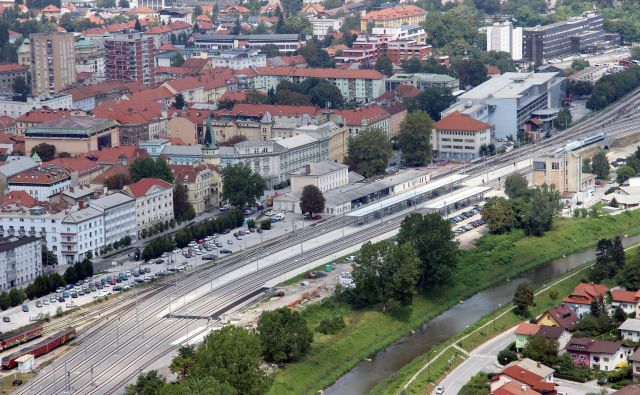 Lani so za 36,6 milijona evrov končali modernizaciji železniških postaj Celje in Laško. Na fotografiji: potniška železniška postaja in novi tiri v Celju. FOTO: Brane Piano