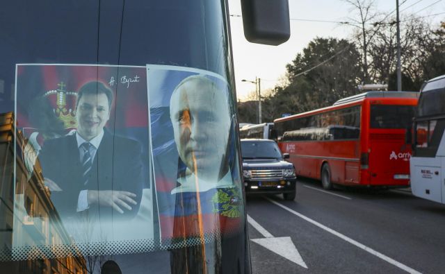 Srbski predsednik Aleksandar Vučić je vesel vsake priložnosti, ko se lahko znajde ob ruskem predsedniku Vladimirju Putinu, četudi le na plakatu. FOTO: Jože Suhadolnik