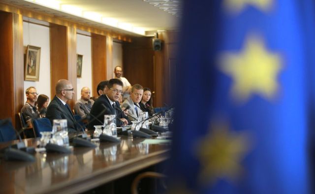 Pomanjkljivost našega prihodnjega komisarja (za širitev, ki je ne bo?) je v tem, da ni enakega kova kot vrhunski evropski politiki, in pomembno vprašanje je, ali jim bo kos. FOTO: Leon Vidic/delo