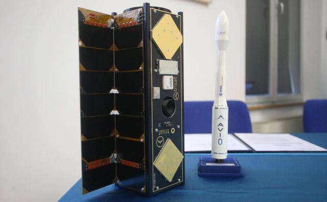 Prvi slovenski nanosatelit Trisat bo evropska nosilna raketa Vega predvidoma oktobra ponesla v orbito. FOTO: Tadej Regent/Delo