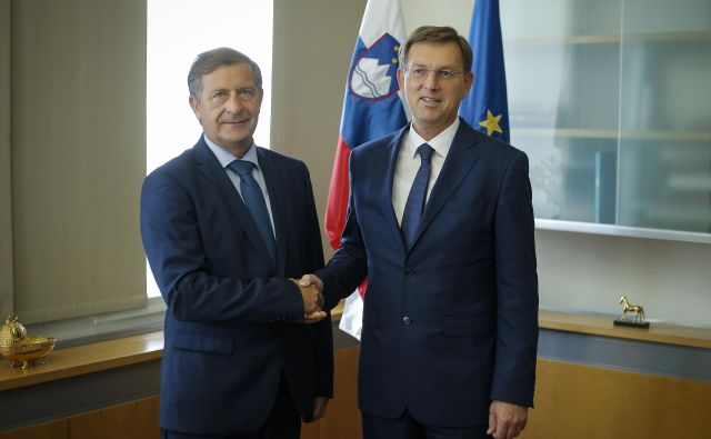 Karl Erjavec in Miro Cerar, prvaka strank Desus in SMC, sta zadnje čase manj manj prešerne volje. Prvi se še ne misli umakniti, drugi pa je že napovedal, da na jesenskem volilnem kongresu ne bo več kandidiral za predsednika. FOTO: Jože Suhadolnik