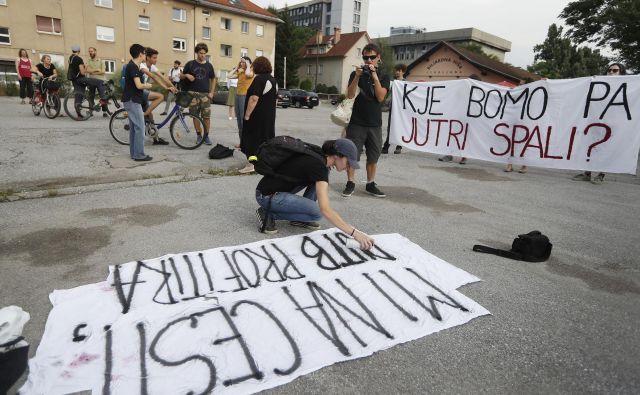 Protestniki nasprotujejo odkupovanju stanovanj od DUTB po tržnih cenah. FOTO: Leon Vidic/ Delo