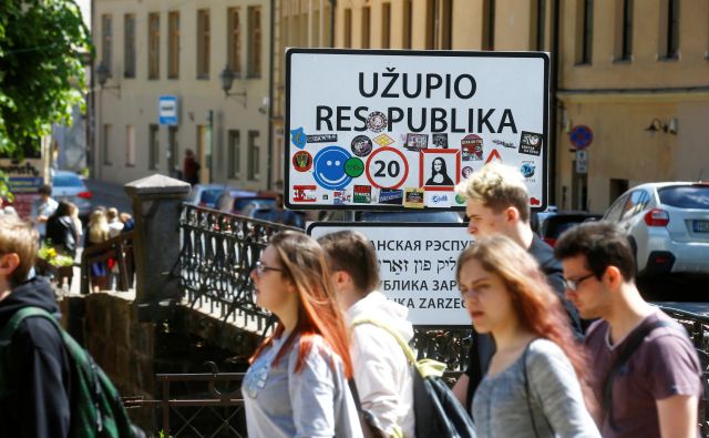 Kot vsaka prava republika ima tudi Užupis meje, zastavo, vlado in ustavo. Foto: Reuters