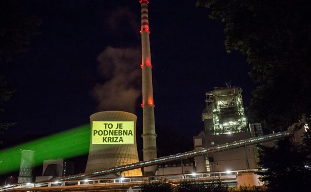 Eno od sporočil, ki so jih aktivisti projicirali na hladilni stolp šoštanjske termoelektrarne. FOTO: Tomislav Obrovac/Greenpeace Slovenia