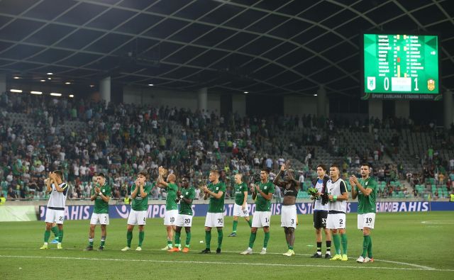 Približno 10.000 navijačev je nagradilo ljubljanske nogometaše kljub porazu s Turki. FOTO: Leon Vidic/Delo