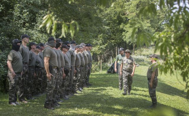 Skupina pripadnikov Štajerske varde po neuspešno opravljeni vaji iskanja »vsiljivcev« poroča vojvodi Andreju Šišku. FOTO: Leon Vidic/Delo