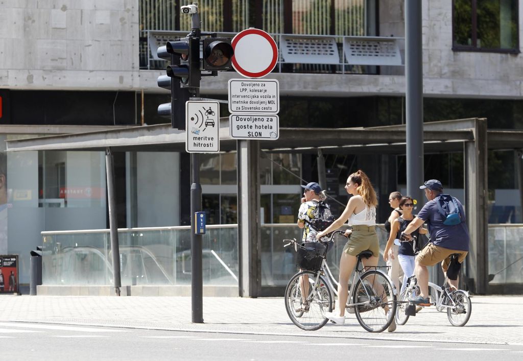 FOTO:S kolesi nevarno vijugajo med avtobusi in pešci