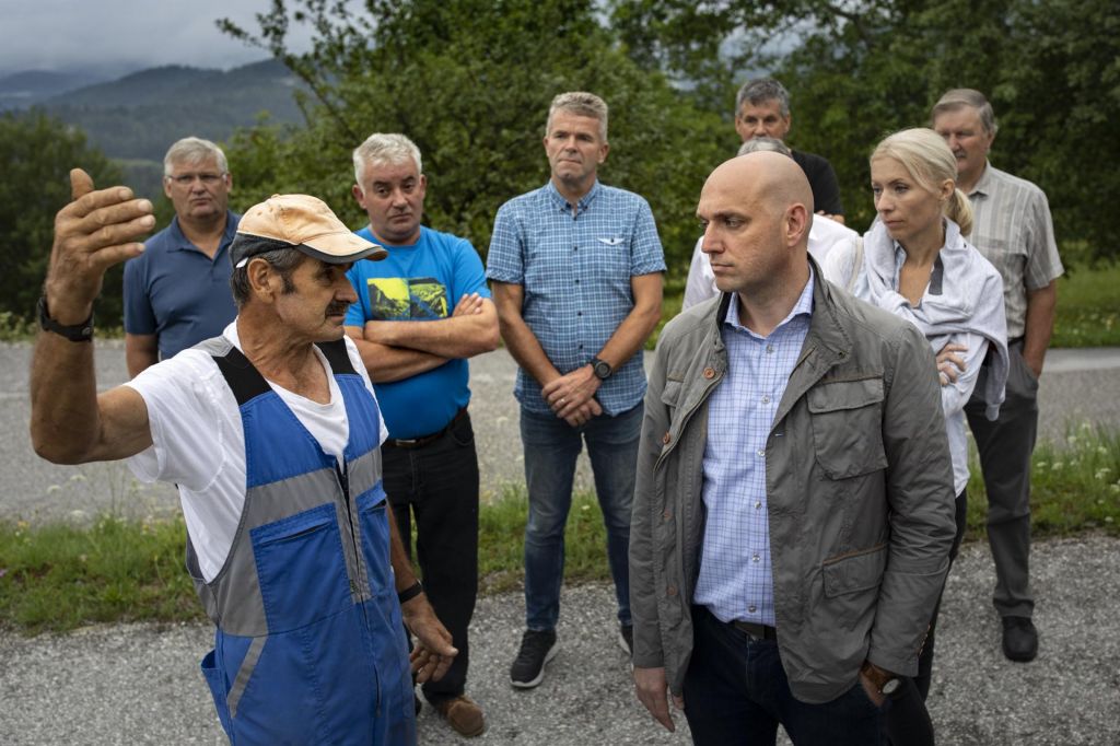 FOTO:Minister Zajc poskušal pomiriti kmete na Cerkljanskem 