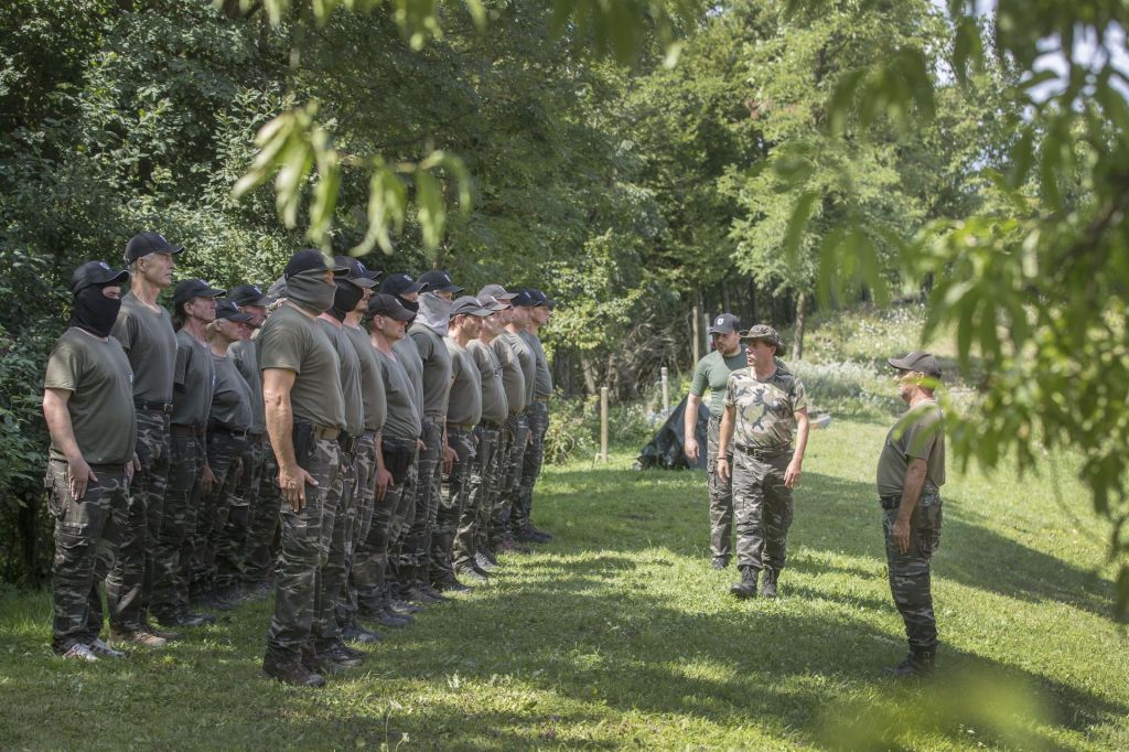 FOTO:Kdo so ti ljudje? Kaj hočejo? Koga in pred kom branijo? 