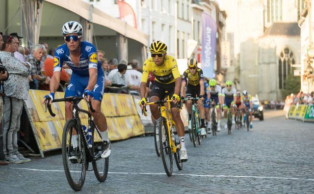 V minulem tednu je Evenepoel dirkal tudi na enem od tradicionalnih kriterijev po Touru v Aalstu, ob njem na fotografiji Egan Bernal v rumeni majici. FOTO: AFP