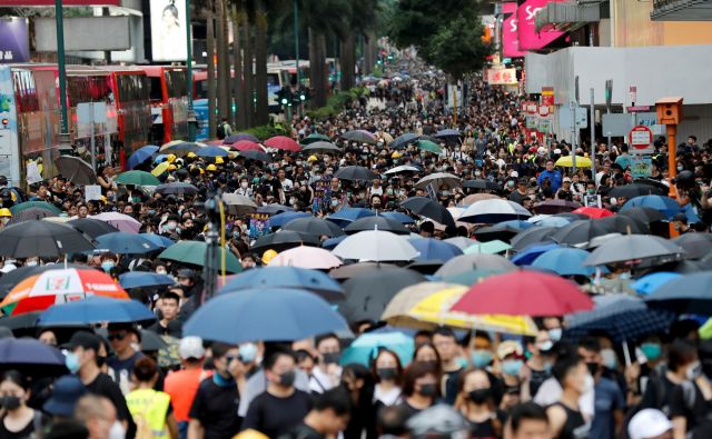 Kljub vedno strožjim ukrepom oblasti protestniki vztrajajo pri tedenskih demonstracijah. Poleg pozivov k večji demokratizaciji družbe, pozivajo tudi k odstopu voditeljice Hongkonga Carrie Lam. FOTO: Reuters