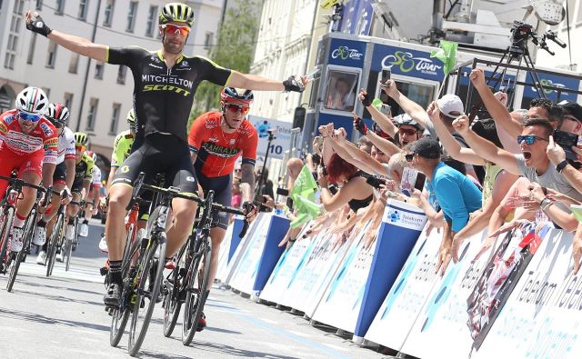 Luka Mezgec je bil najhitrejši v šprintu druge etape dirke po Poljski, v katerem je v Katovicah premagal take ase, kot so Kolumbijec Fernando Gaviria, Nemec Pascal Ackermann, Nizozemec Danny Vanm Poppel. FOTO: Tomi Lombar