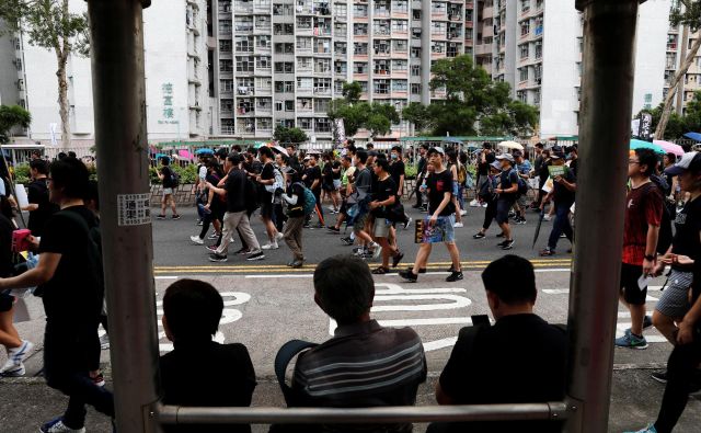 Prvi današnji shod se je začel popoldne po lokalnem času v četrti Tseung Kwan O. FOTO: Tyrone Siu/Reuters