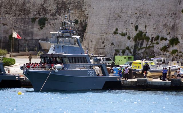 Organizacija Sea-Eye je ob uspešni akciji v tvitu zapisala, da so vsi skoraj umrli, da pa sedaj praznujejo življenje. FOTO: Mark Zammit Cordina Reuters